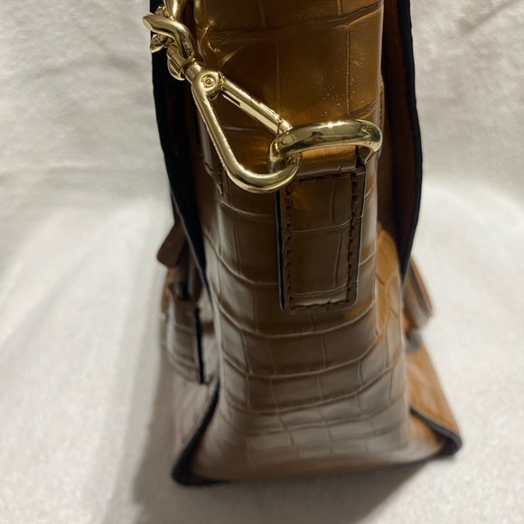 Micheal Kors Hamilton Camel Crossbody Just like new barely used good Condition. - Picture 8 of 11